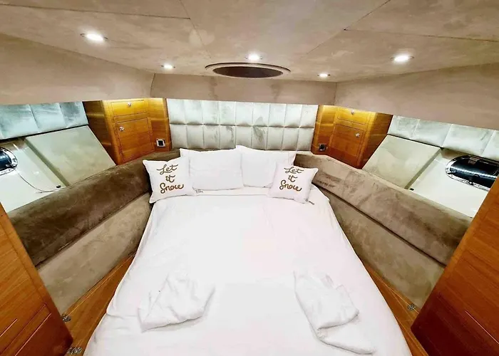 Den Den 船屋 伊斯坦布尔